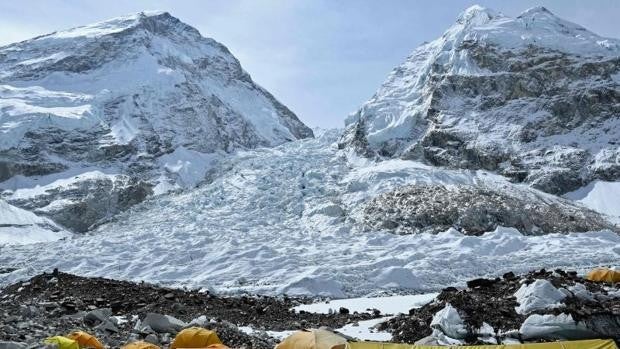 La última aberración del Everest: en helicóptero hasta el campo 2