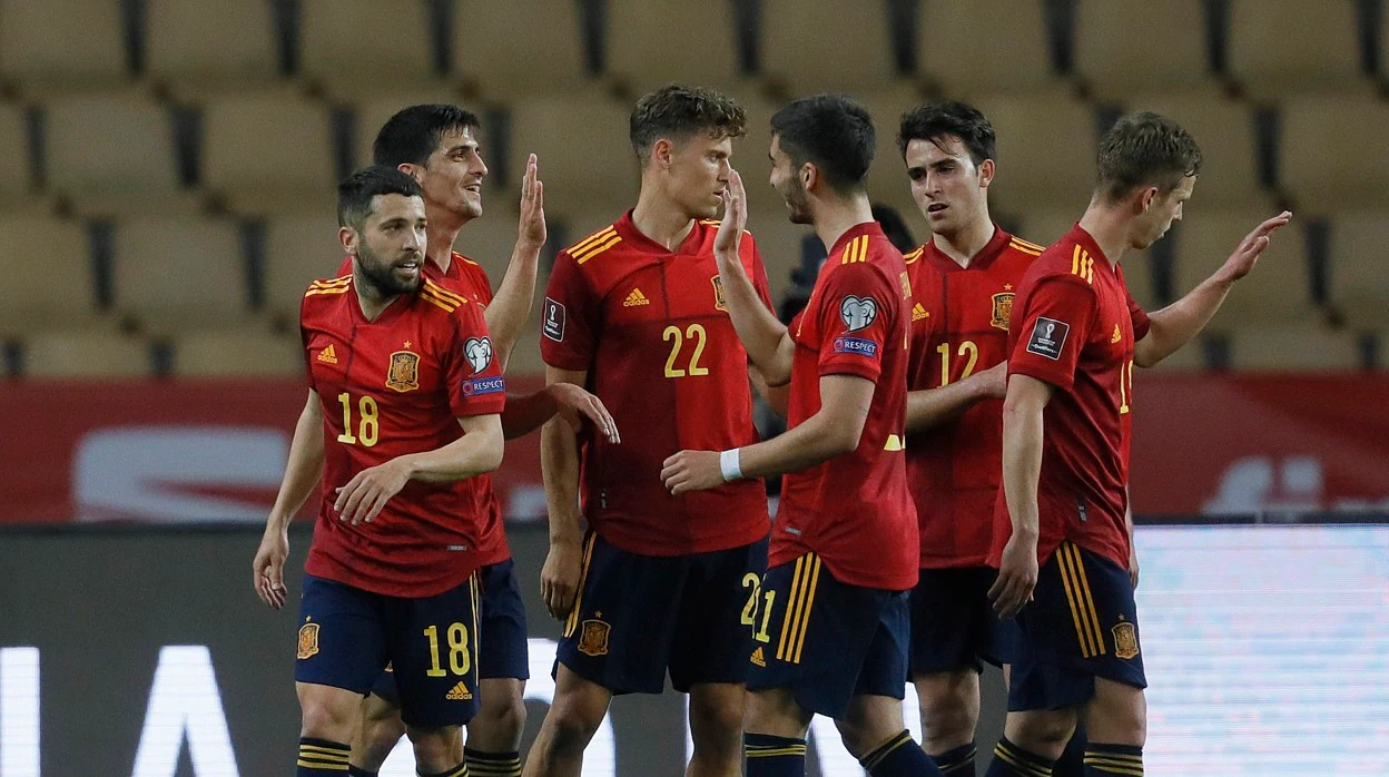 Varios jugadores de la selección española celebran un gol marcado ante Kosovo el pasado 31 de marzo en el estadio de La Cartuja