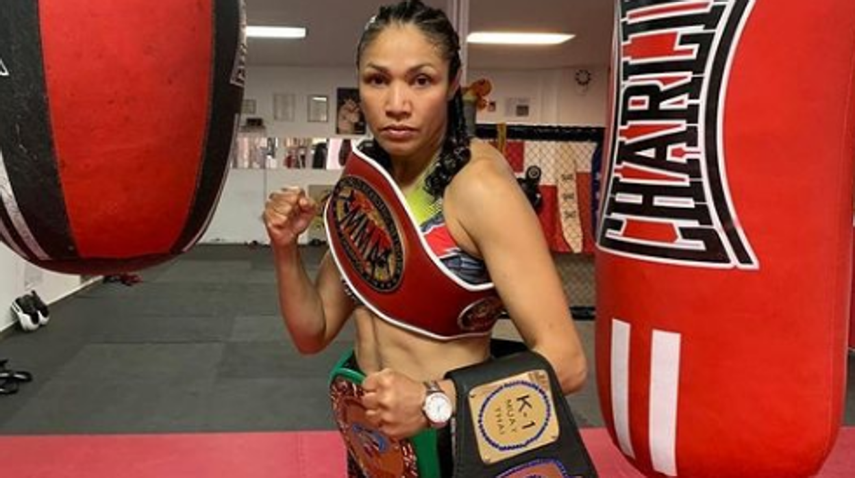 La luchadora hispanovenezolana Karla Benítez posa con sus títulos