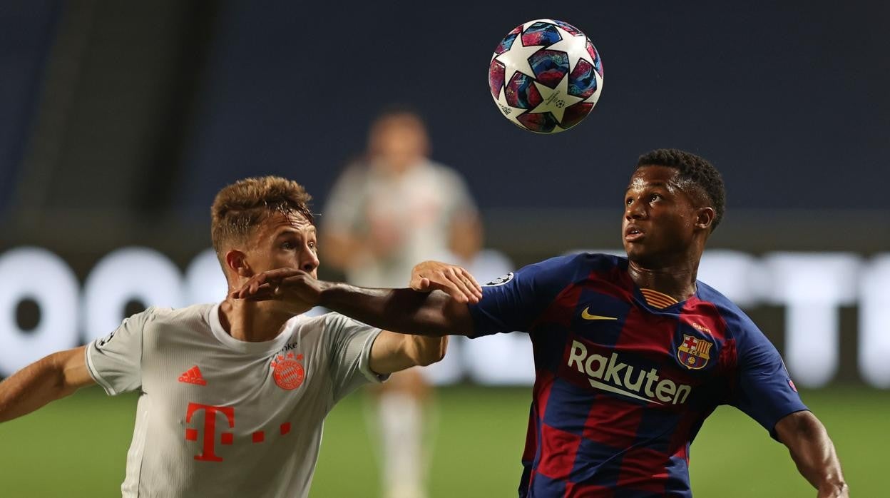 Anu Fati disputa un balón durante un partido de la Champions League