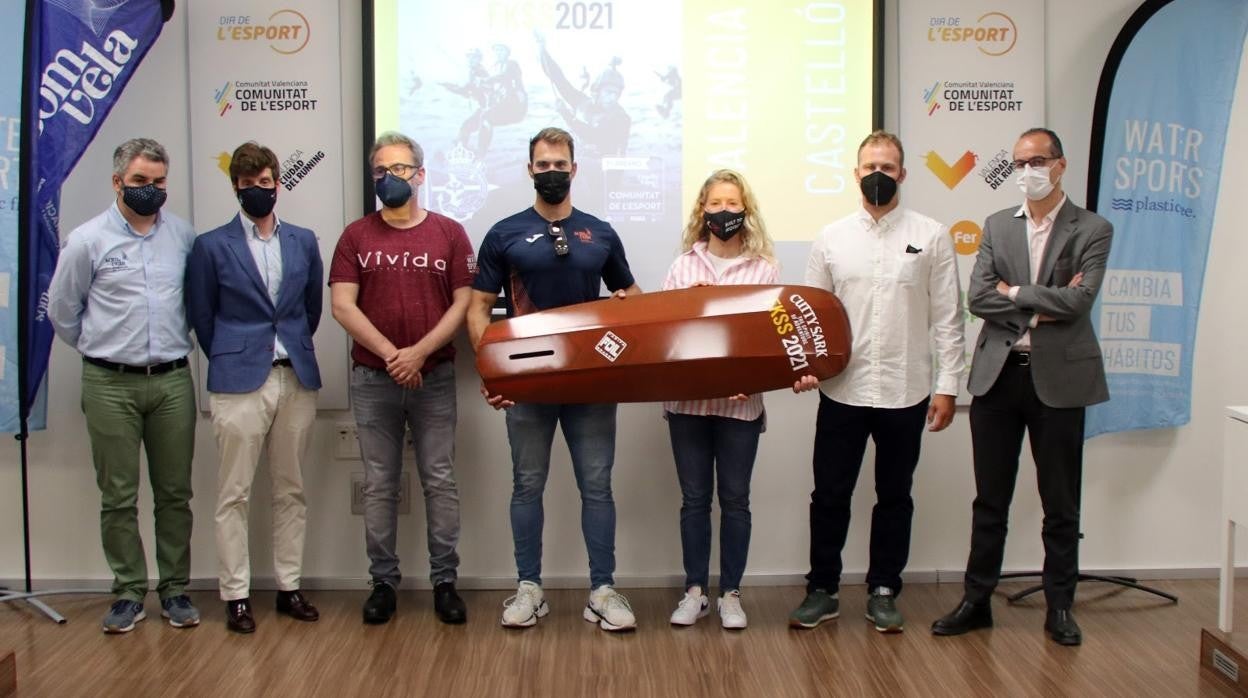 Todos los protagonistas de la Cutty Sark FKSS 2021 Valencia junto a la tabla de Tarifa Foil Boards