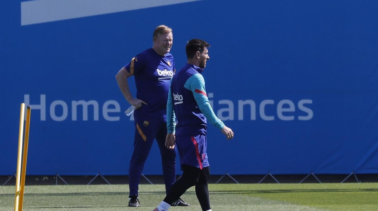 Koeman y Messi, durante el entrenamiento del Barcelona de esta mañana