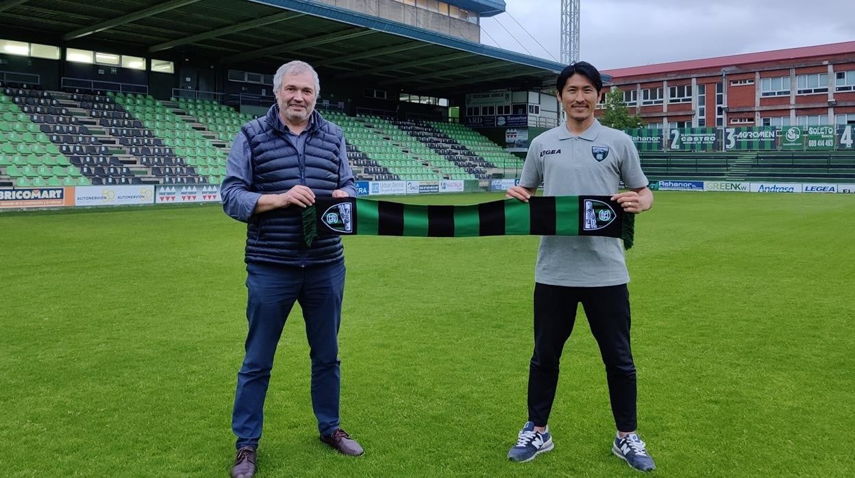 El japonés Niwa, posando con una bufanda del Sestao