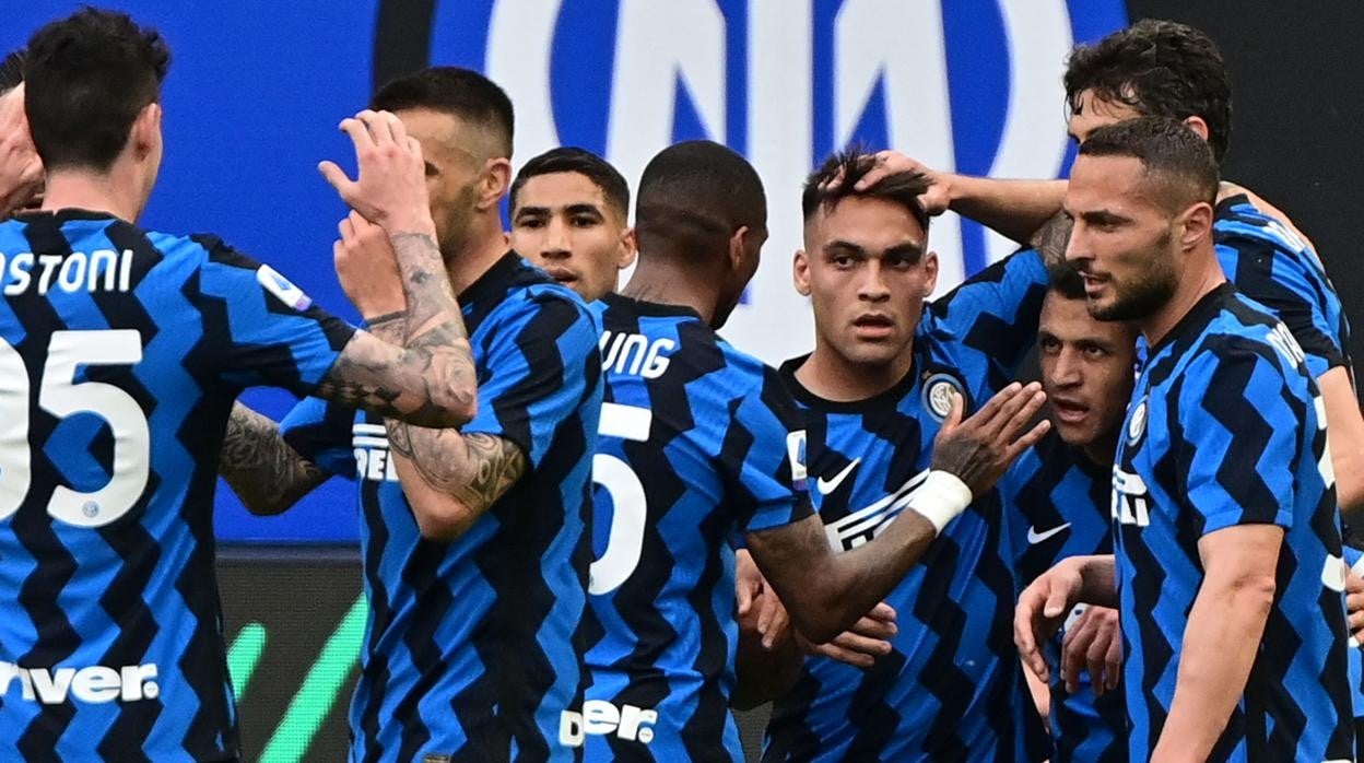 Los jugadores del Inter celebran un gol