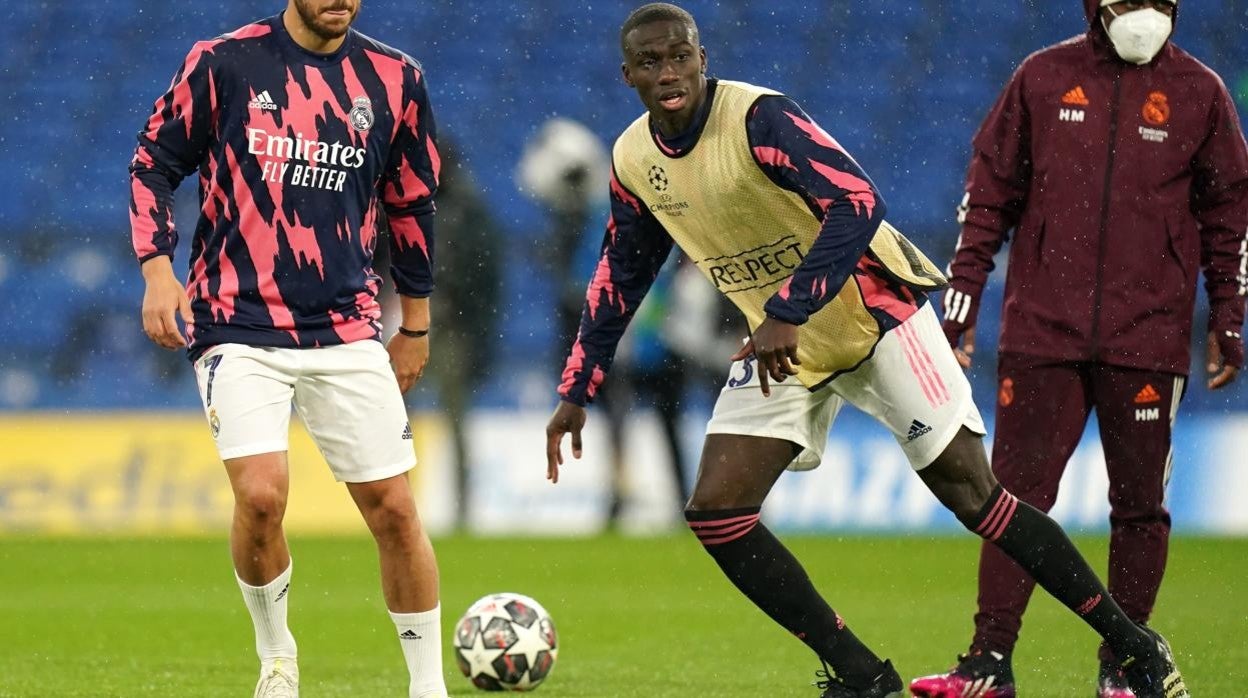 Mendy, en el calentamiento de Stamford Bridge