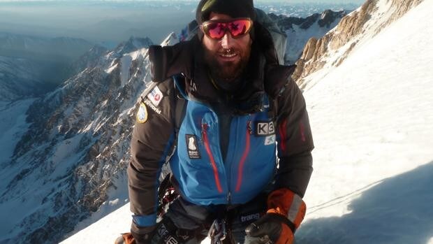 El Covid frena la expedición de Alex Txikon en el Everest