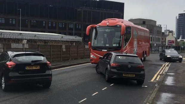 Aficionados del United intentan bloquear al autobús del Liverpool en su camino a Old Trafford