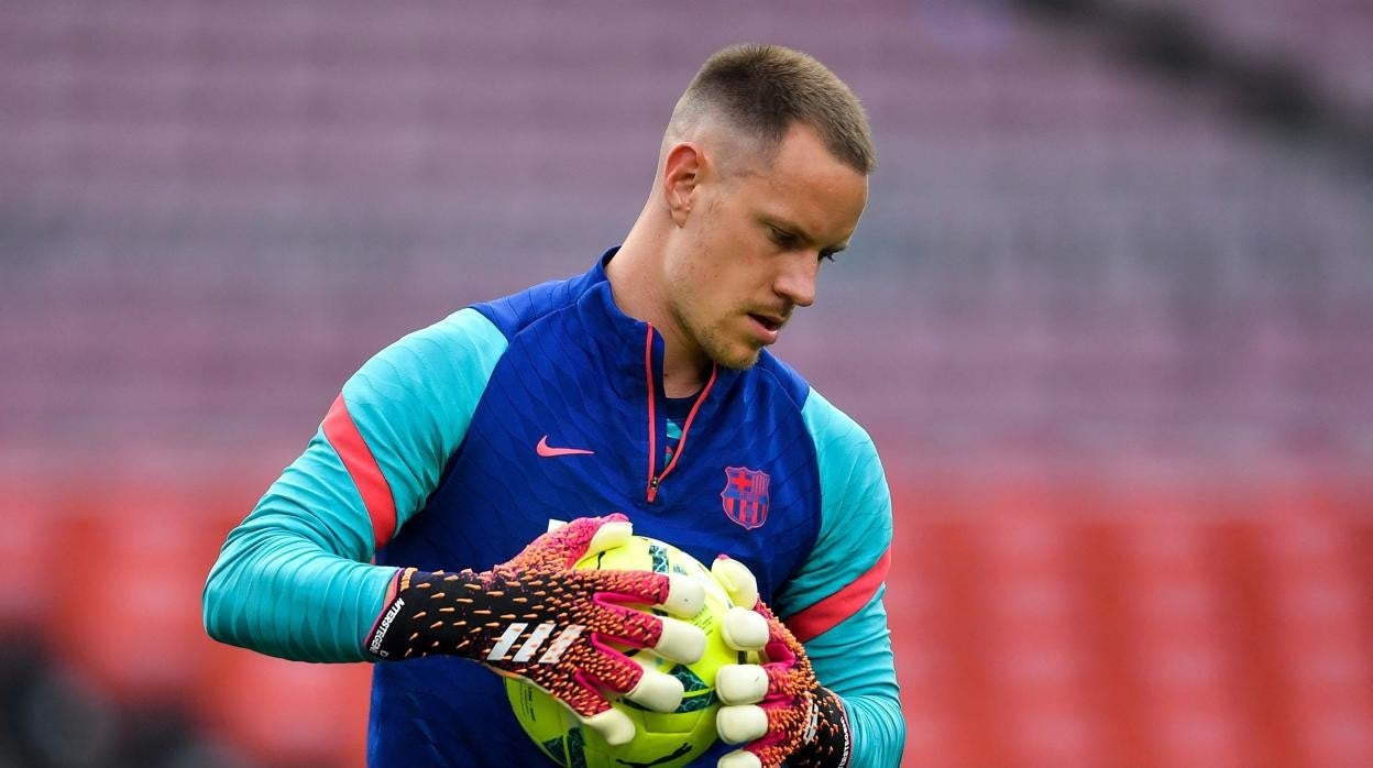 Ter Stegen bloca un balón durante el calentamiento ante el Celta