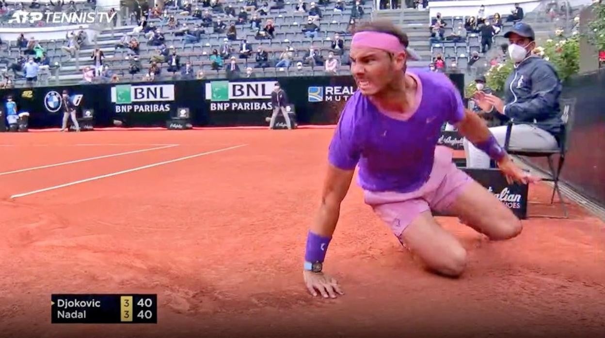 El enfado de Nadal al caerse tras un puntazo ante Djokovic