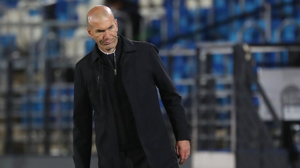 Zidane, con pie y medio fuera del Real Madrid... pero no aún los dos