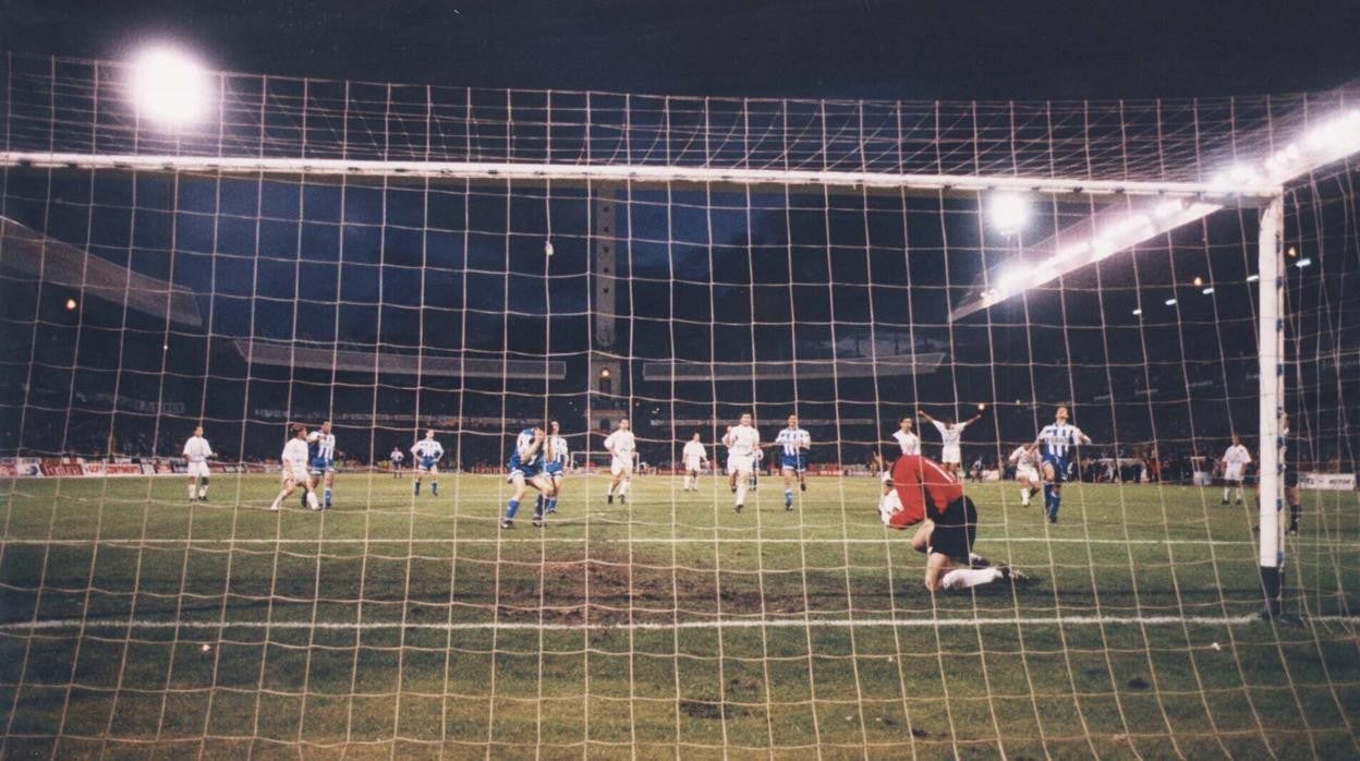 Djukic, tras fallar el penalti decisivo de la Liga 93/94 frente al Valencia en Riazor