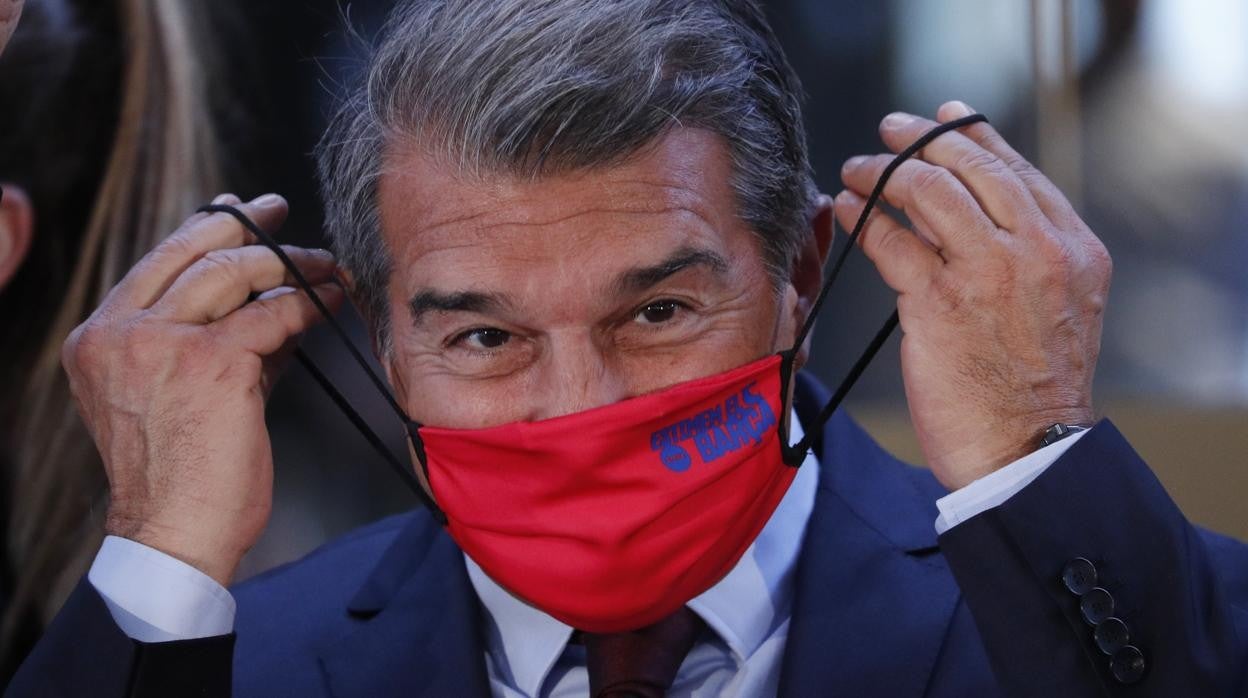 Joan Laporta se coloca la mascarilla