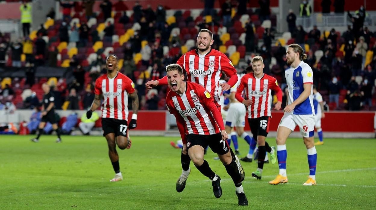 Canós celebrando un gol en el Brentford Community Stadium