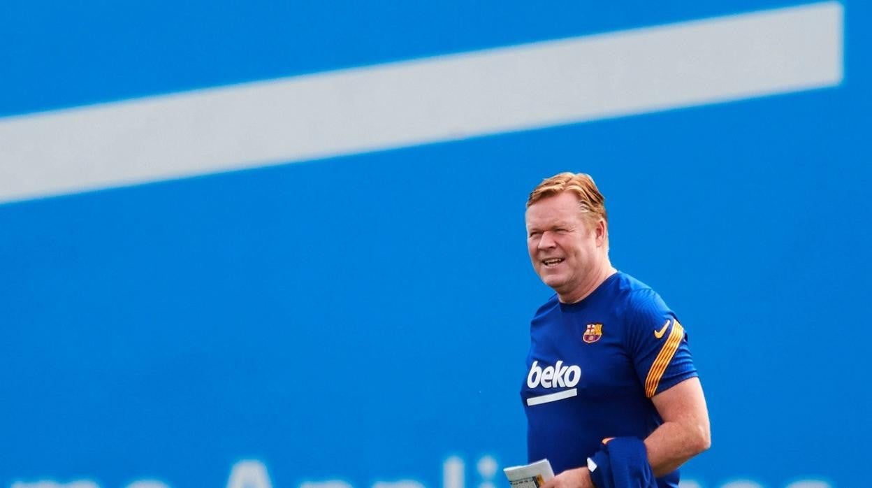 Ronald Koeman dirige un entrenamiento del Barcelona