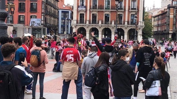 La afición del Atlético tiñe Valladolid de rojiblanco