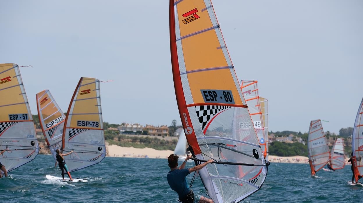 Los regatistas disfrutaron de una jornada espectacular en la bahía de Cádiz