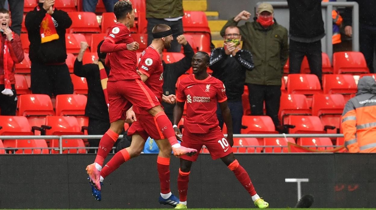 Mané, Phillips y Firmino celebrando el gol de la victoria ante el Palace