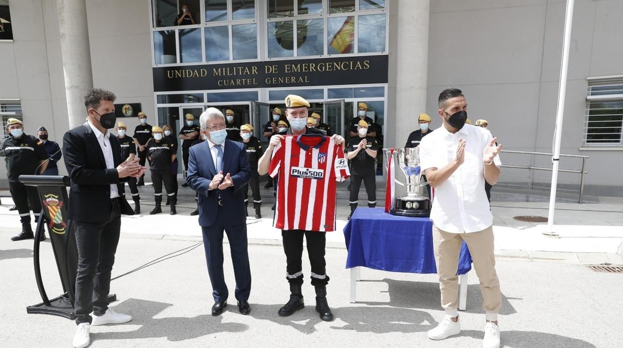 El Atlético ofrece su título a los «héroes de la pandemia»