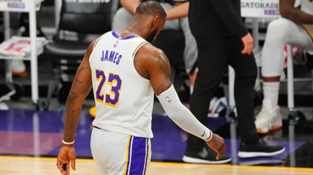 LeBron James, estrella de los Lakers, cabizbajo