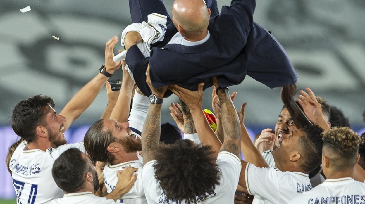 Zidane y la plantilla del Real Madrid, tras proclamarse campeones de Liga la temporada pasada