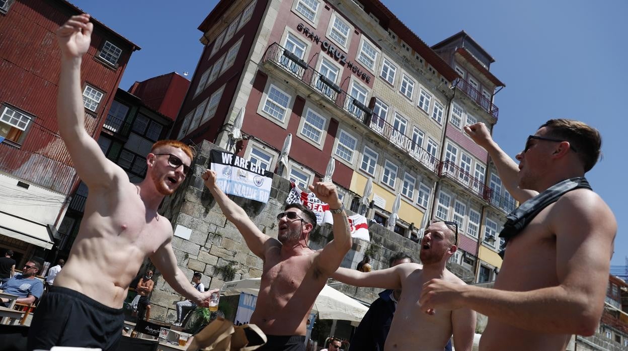 Aficionados ingleses, en las horas previas a la final de la Champions que se disputará en Oporto