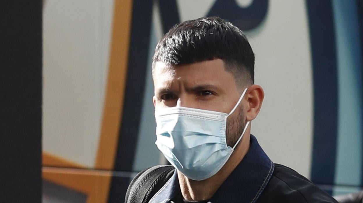 Agüero llegó ayer a Barcelona