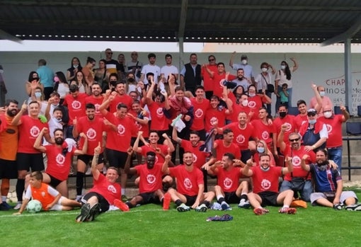 Los jugadores y el cuerpo técnico del San Pablo Pino Montano celebran su remontada (2-3) en la Puebla de Cazalla que les dio el ascenso a Primera Andaluza