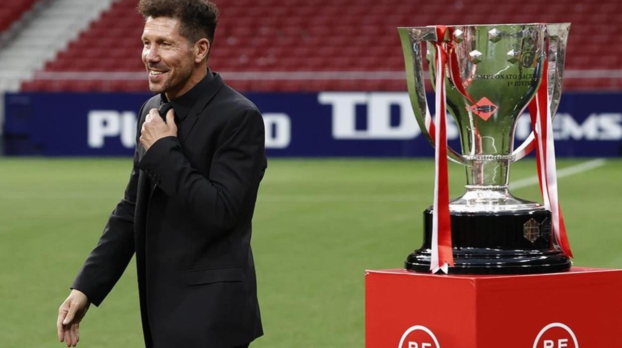 Simeone, con el trofeo de campeón de Liga conquistado esta temporada