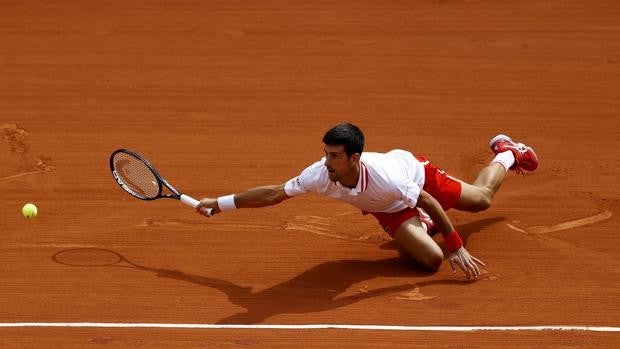 El puntazo de Djokovic desde el suelo