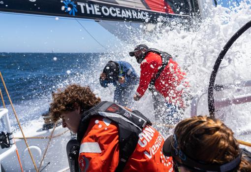 La flota de The Ocean Race Europe salió de Cascais y les espera un Levante de 40 nudos en Gibraltar