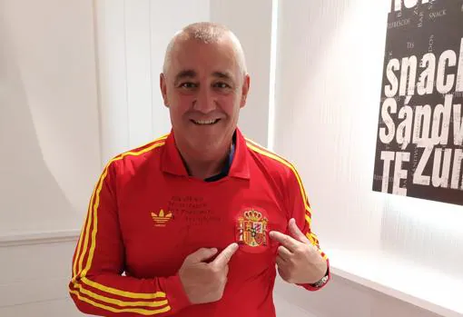 Poli Rincón posa con la camiseta del España - Malta