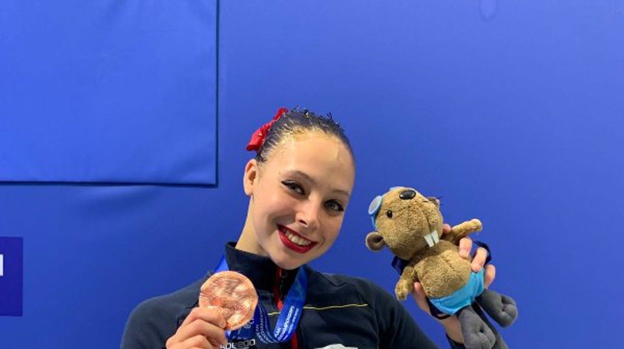 Alisa Ozhogina, con la medalla de bronce lograda en el Europeo de Budapest