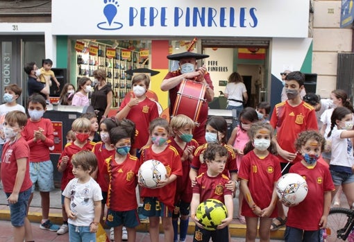 Decenas de niños quisieron fotografiarse junto a Manolo el del Bombo en la tienda Pepe Pinreles de la Calle Asunción