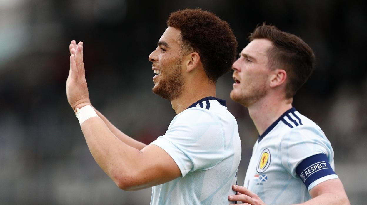 Che Adams y Andy Robertson celebran un gol de Escocia