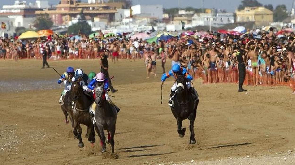 Imagen de una pasada edición de las Carreras de Caballos de Sanlúcar por la playa.