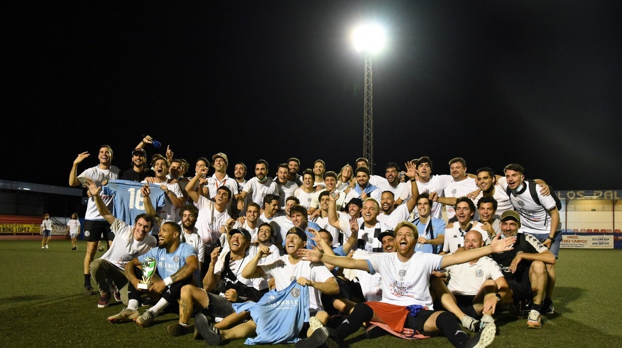 Los jugadores y cuerpo técnico del Club Atlético Central celebran sobre el césped del Municipal de las Marismas el campeonato y ascenso de categoría