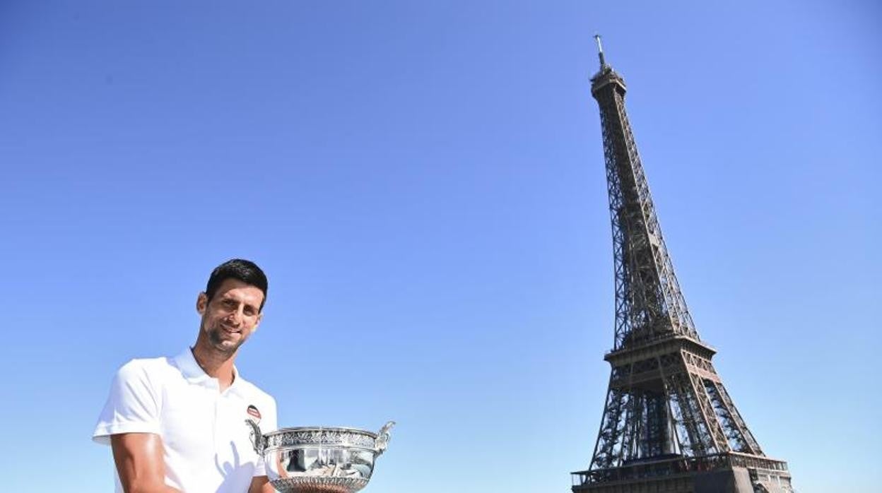 Djokovic posa con la Copa de los Mosqueteros delante de la Torre Eiffel