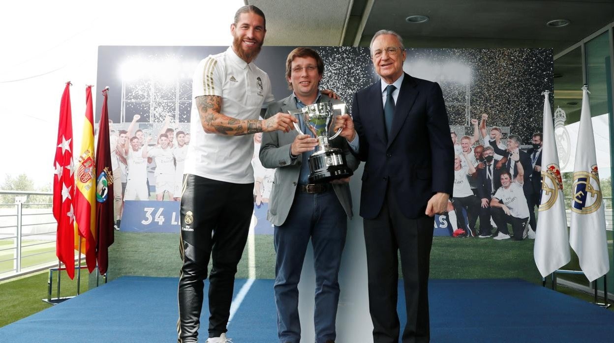Sergio Ramos y Florentino Pérez, con el alcalde de Madrid en la celebración del título de Liga 2019-20