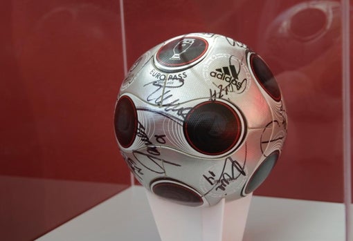 Detalle del balón de la Eurocopa de 2008, en la que ganó la selección española, firmado por los futbolistas