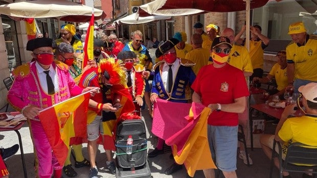 Los aficionados suecos toman el centro de Sevilla