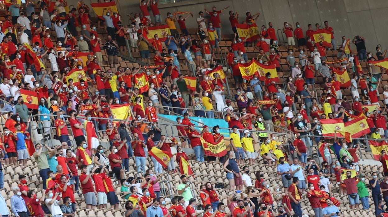 Aficionados españoles, durante el encuentro entre España y Suecia de la primera jornada de la Eurocopa