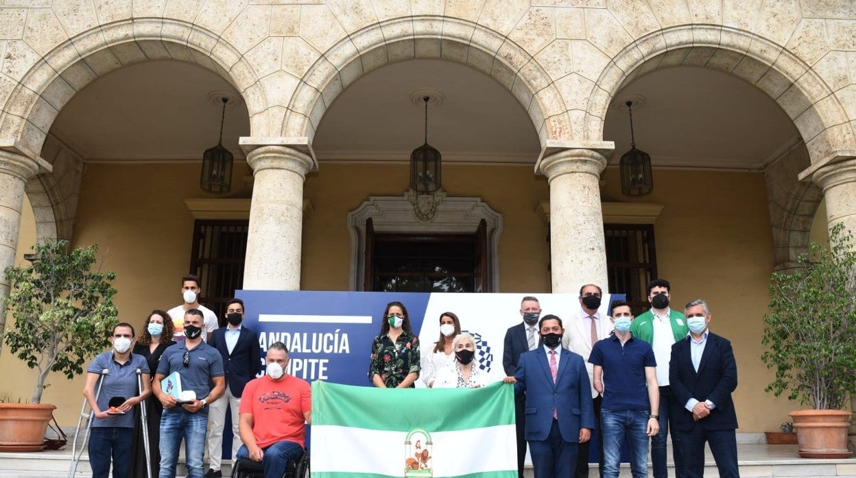 Los deportistas posaron con la bandera andaluza al término de la recepción