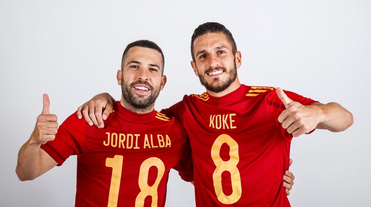 Jordi Alba y Koke, pulgar en alto en un reportaje con la Federación Española