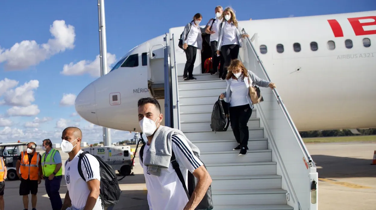 La selección española de fútbol ya se encuentra en Sevilla, con Sergio Busquets como principal novedad en la expedición
