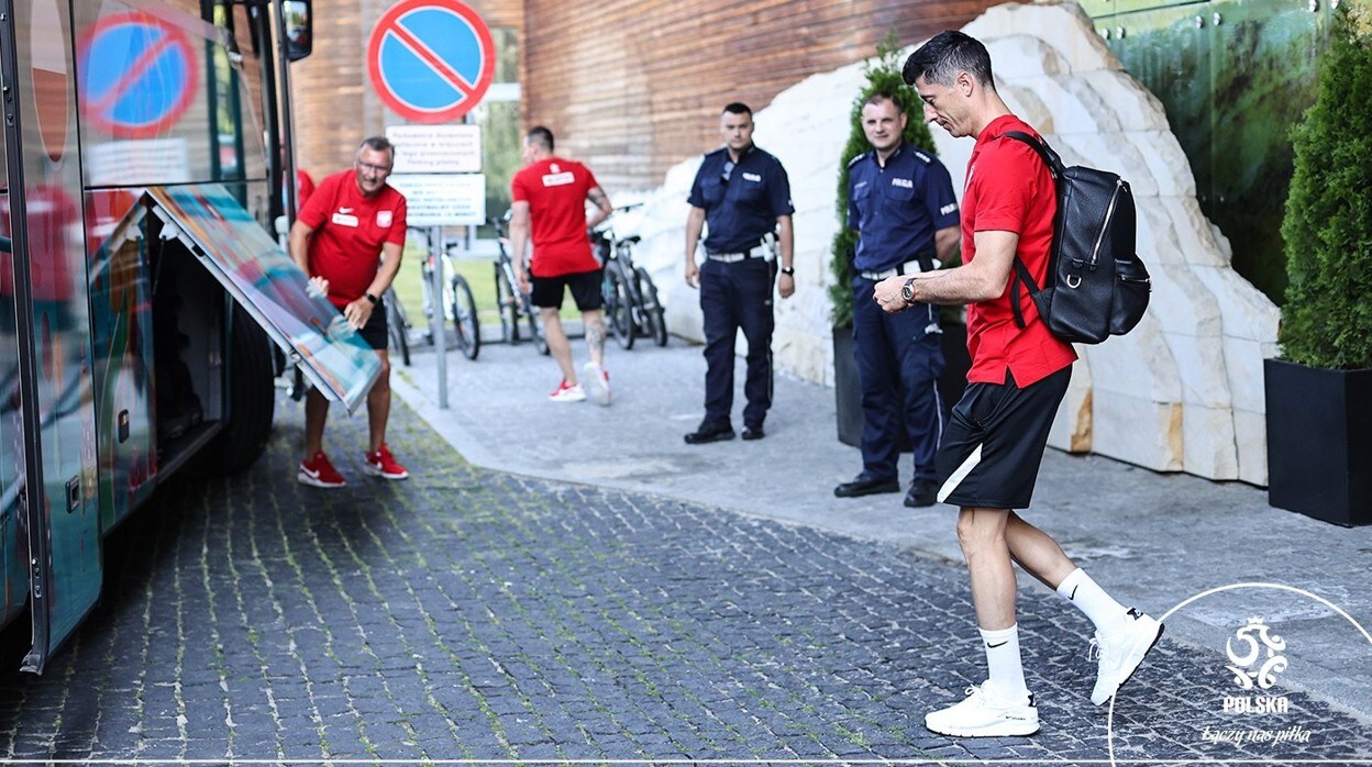 Robert Lewandowski a su llegada a Sevilla junto al sancionado Krychowiak