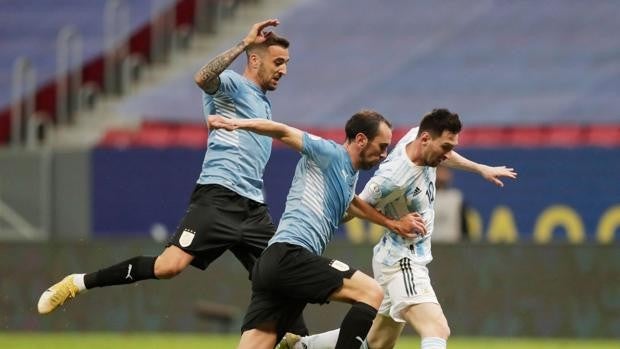 Messi vuelve a ser líder y Argentina vence a Uruguay