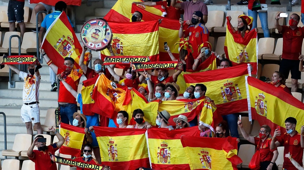 Aficionados españoles, en las gradas del estadio de la Cartuja durante el España - Polonia de la Eurocopa 2020