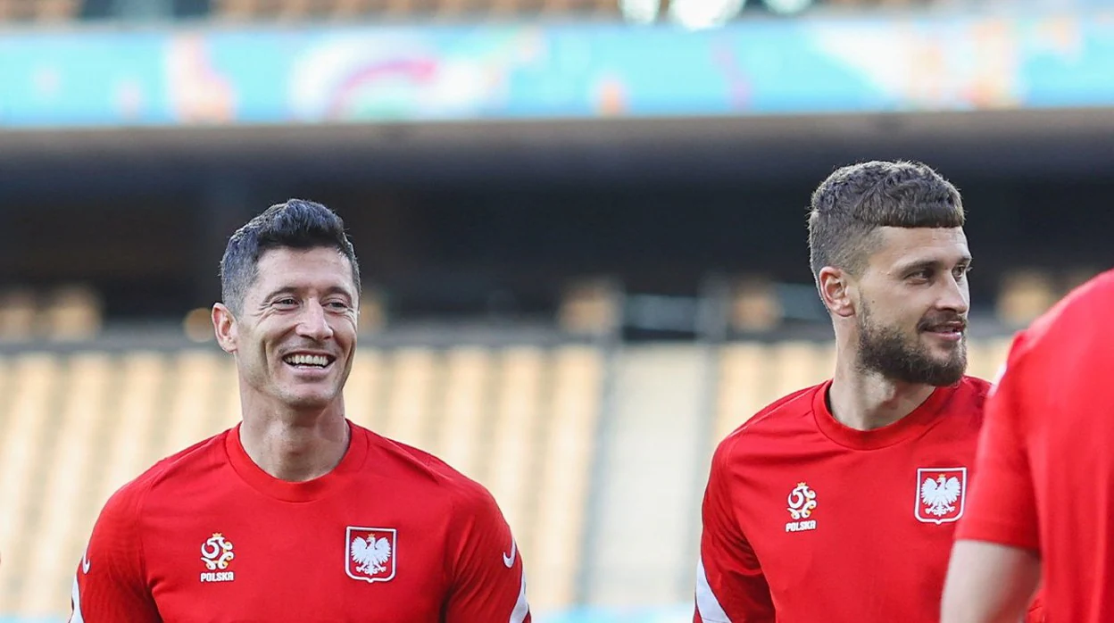 Lewandowski y Mateusz Klich sonríen en un momento del entrenamiento ayer