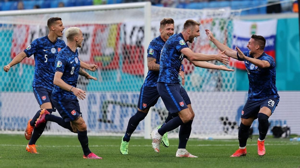 Robert Mak recibe a Milan Skriniar tras el gol del defensa eslovaco ante Polonia en Rusia