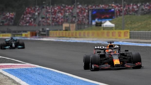 Verstappen da un golpe de autoridad